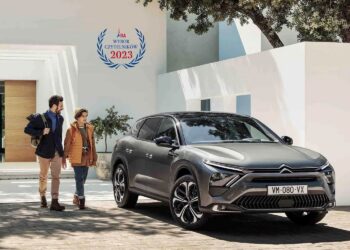 Citroën C5 X z nagrodą Wybór Czytelników Roku 2023 portalu Francuskie.pl