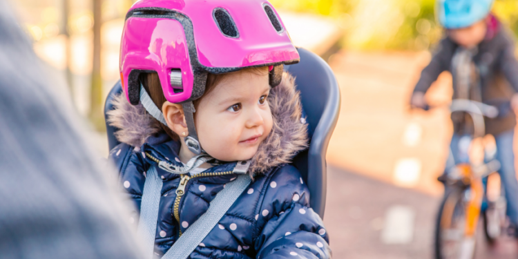 Kaski dla dzieci i prawo jazdy od 17. roku życia