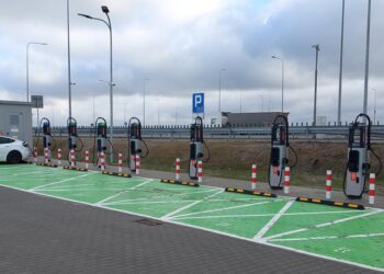 Coraz więcej punktów ładowania pojazdów elektrycznych